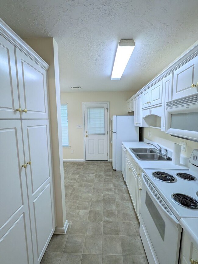 Building Photo - 526 Edgecliff Ln