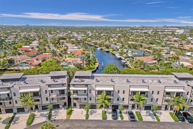 Building Photo - 516 SE 1st Cir