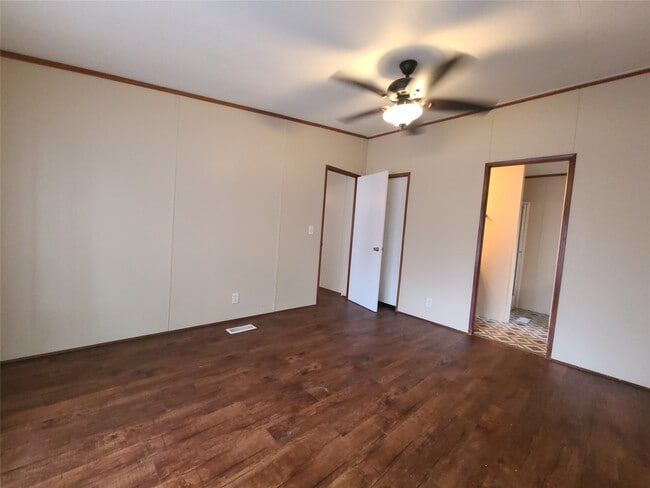 Building Photo - 9622 Oak Hill Dr