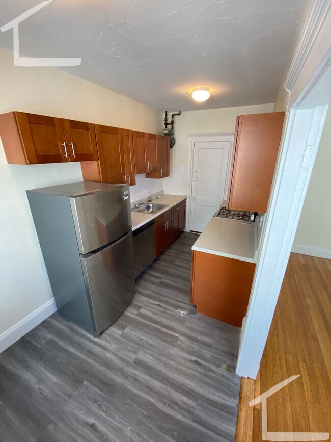 Building Photo - 9/1 No Fee! Renovated 1BR in Fenway elevator building