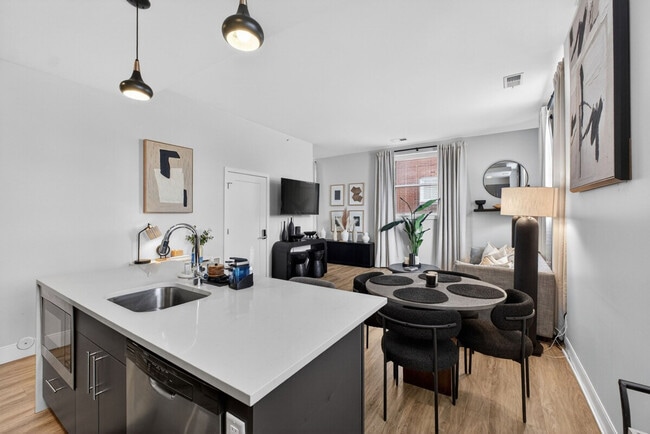 Building Photo - 1424 N Park Pl