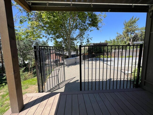 Building Photo - Fantastic 4 bed 3 bath home in the Highlan...