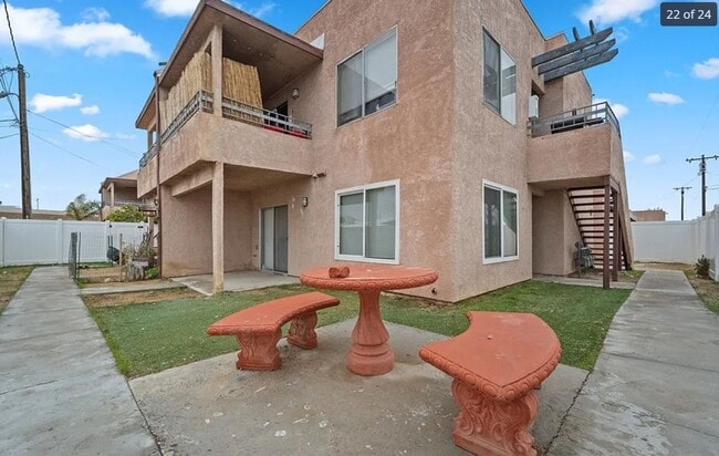 Building Photo - 1071 May Ln