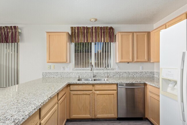 Building Photo - 10848 W Ventana Dr S