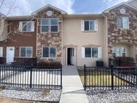 Building Photo - Townhome
