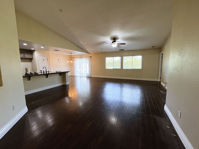 Building Photo - Charming Northwest Bakersfield Home on Cul...