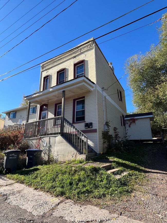Primary Photo - 214 E 8th St