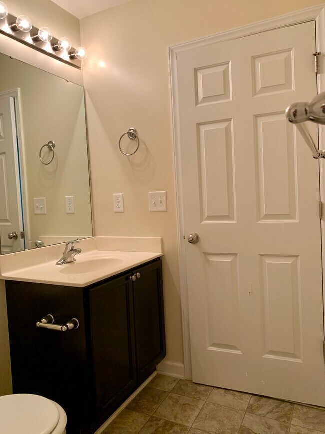 Building Photo - Wonderful Raleigh Townhome Convenient to I440 & I540, Huge Master Suite, Near Anderson Pointe Park!