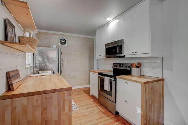 Building Photo - 5628 Norwaldo Ave