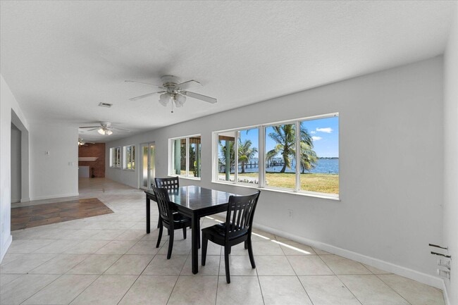 Building Photo - 850 NE Ixora Dr