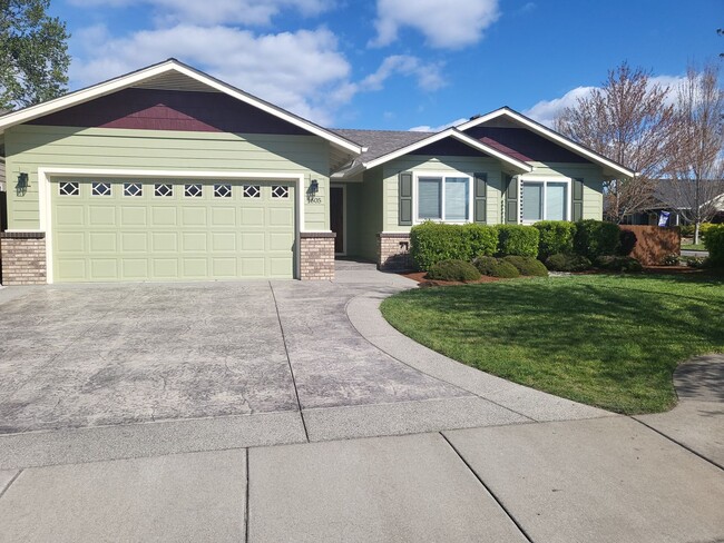 Building Photo - 3 bed 2 bath Home for Rent in Grants Pass