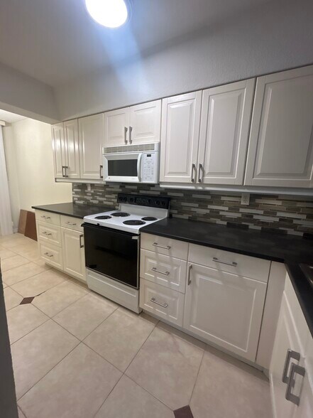 Building Photo - 2930 SW 87th Ter