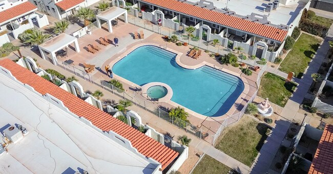 Building Photo - 2 Bedroom Townhouse in a Resort Style Community! All Utilities Included!