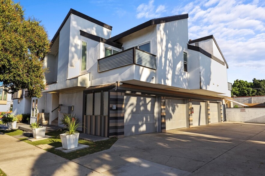 Building Photo - 850 N Van Ness Ave