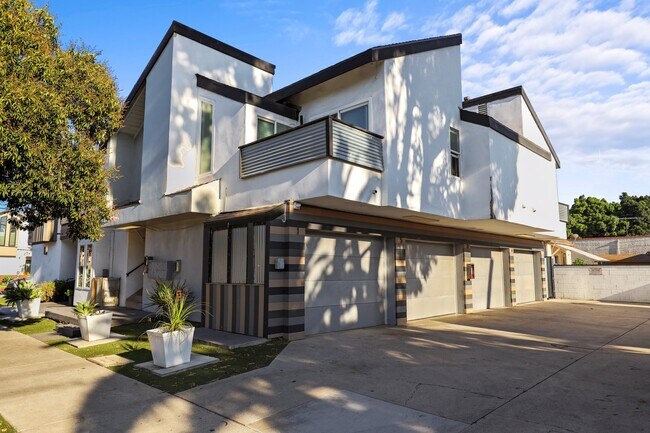Building Photo - 850 N Van Ness Ave