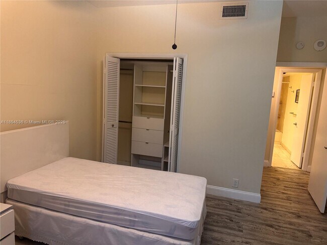 Building Photo - 1121 Crandon Blvd