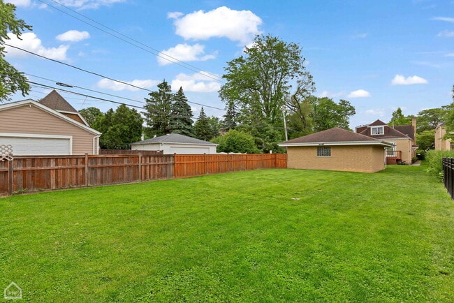 Building Photo - 4550 W Thorndale Ave