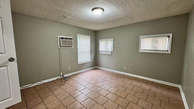 Building Photo - 1114 Azalia St