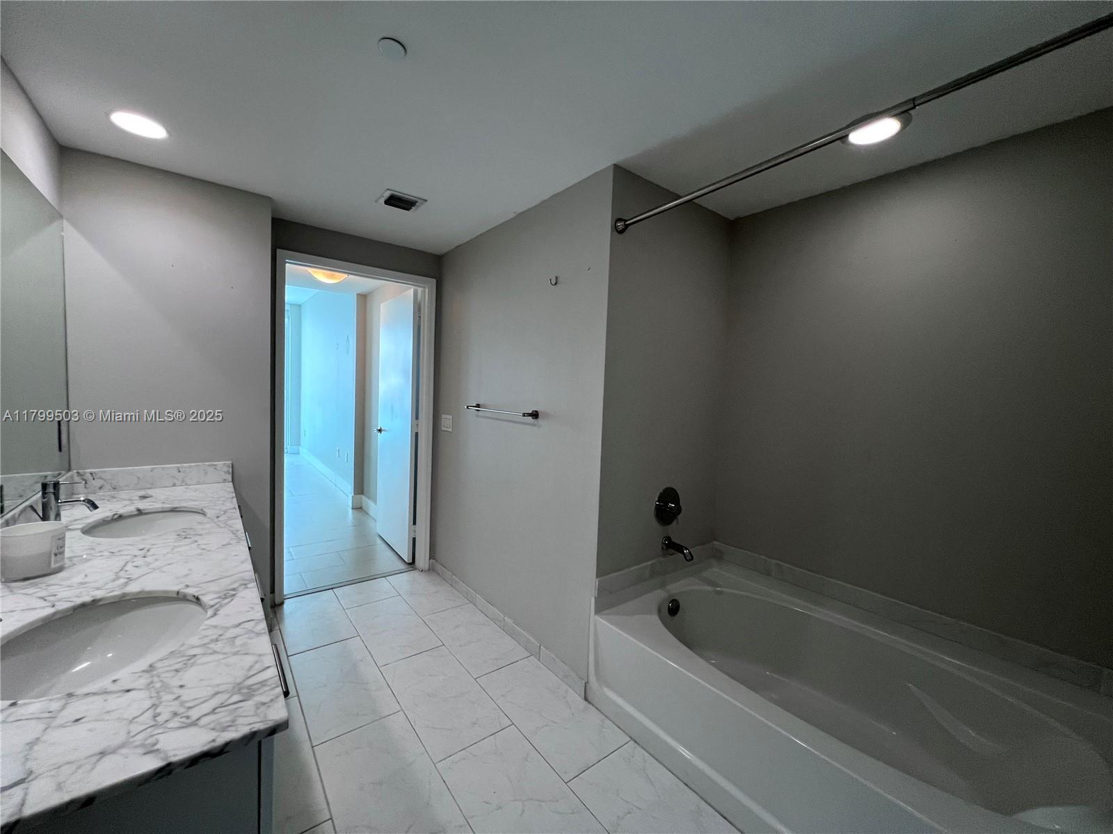 Building Photo - 950 Brickell Bay Dr