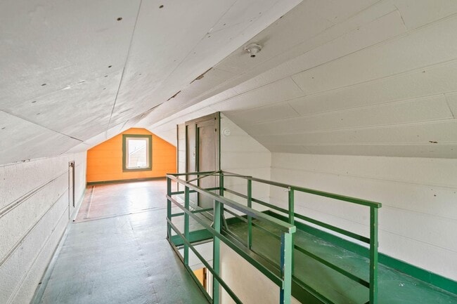 Building Photo - Amazing vintage 2-bdrm/2-bath Cully home—Giant garden, detached art studio, great location