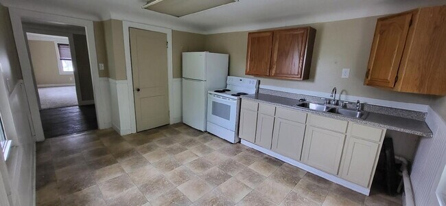 Building Photo - 2 Bedroom Apartment