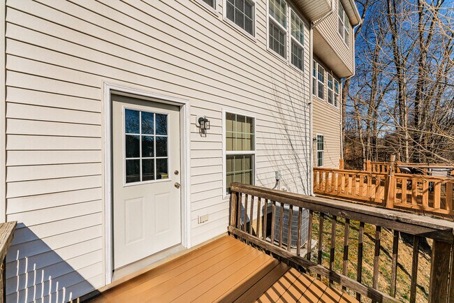 Building Photo - 243 Raven Run