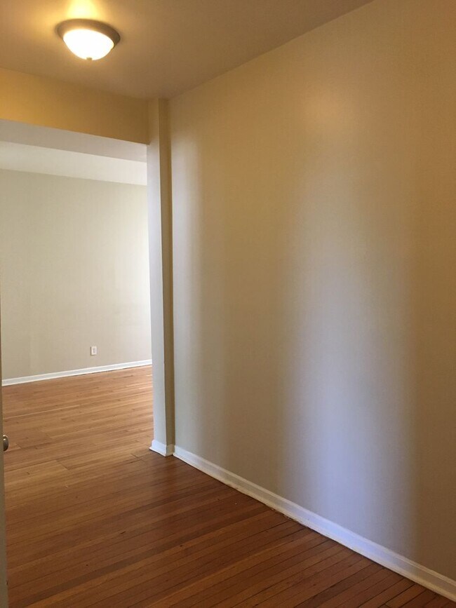 Building Photo - Spacious 2 Bed / 1 Bath Available July 10 | $1,625 | Pet Friendly + Free Storage