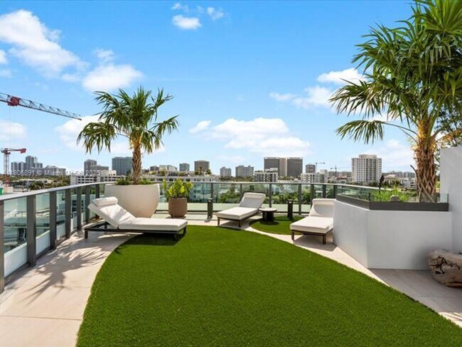 Building Photo - 9901 W Bay Harbor Dr