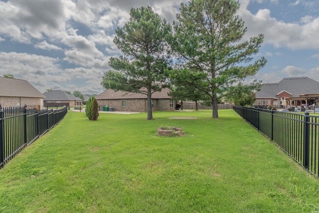 Building Photo - 4 BR Farmington Home!