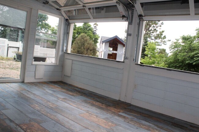 Building Photo - Columbine Hills - 3 BR/2 1/2 BA Home!