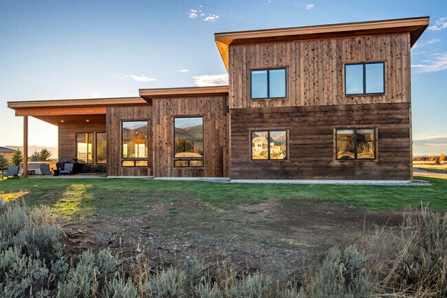 Building Photo - 3402 Alta Vista Dr