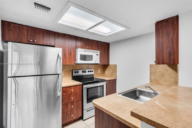 Building Photo - 3229 Coral Lake Dr