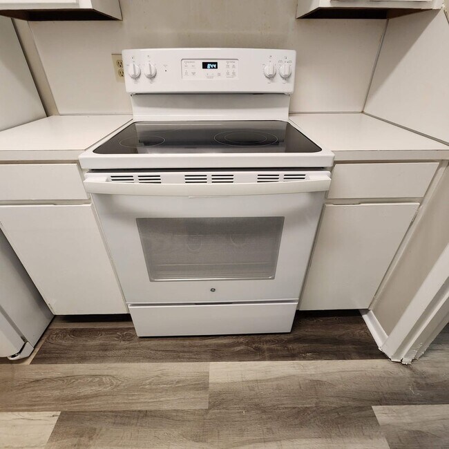 Building Photo - NEW PRICE! NEW UPDATES, YOU CANNOT BEAT THIS ONE!