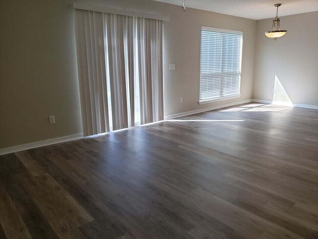 Building Photo - "Charming 3-Bed Townhouse Retreat in Shali...