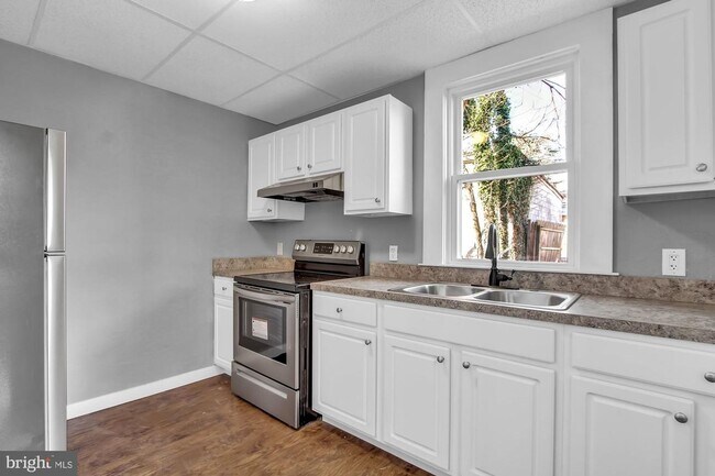 Building Photo - Coming Soon - Spacious 3 Bedroom 1.5 Bath ...