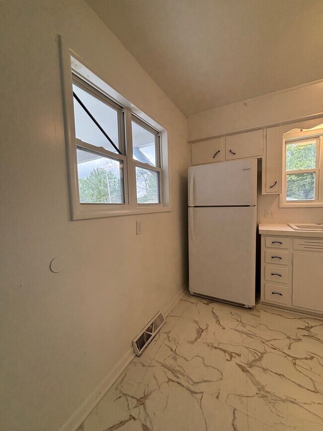 Building Photo - Rent this 3 Bedroom 1 Bath beautiful House...