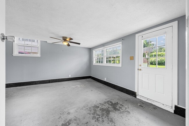 Building Photo - 3 Bedroom Pet Friendly Home For Rent!