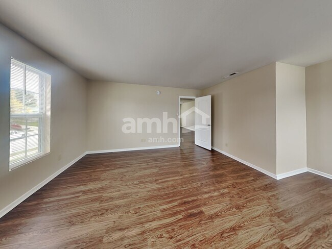 Building Photo - 467 Sedgewick Dr