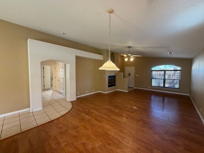 Building Photo - 3 Bedroom Home Near Louisiana Blvd NE & Paseo Del Norte Blvd NE!