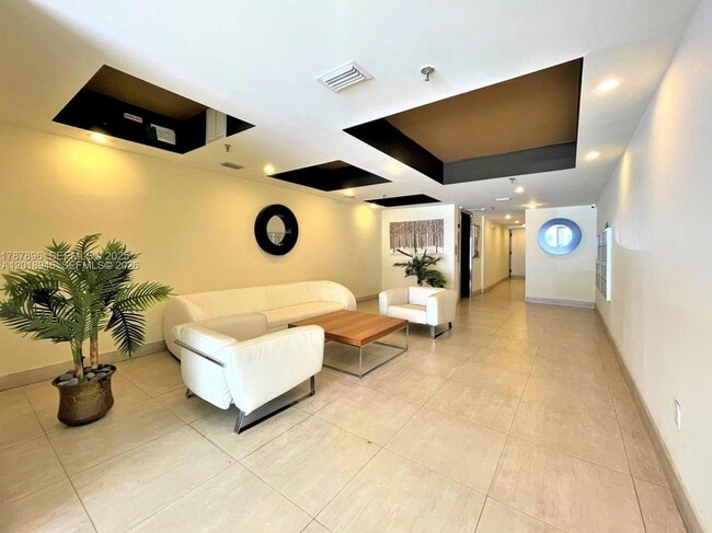 Building Photo - 2924 Collins Ave