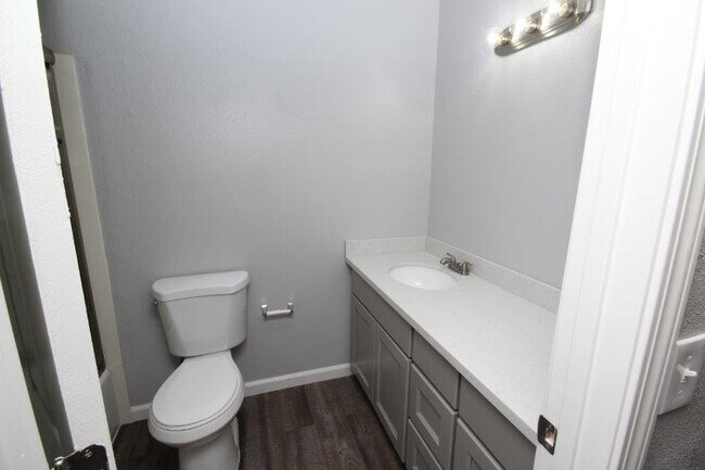 Building Photo - GREAT 1ST FLOOR CONDO