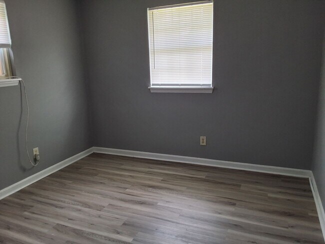 Building Photo - CHARMING 3 BED, 1 BATH HOUSE LOCATED IN ELIZABETHTOWN, KY