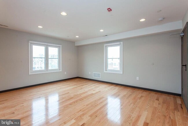 Building Photo - 2553 Montrose St