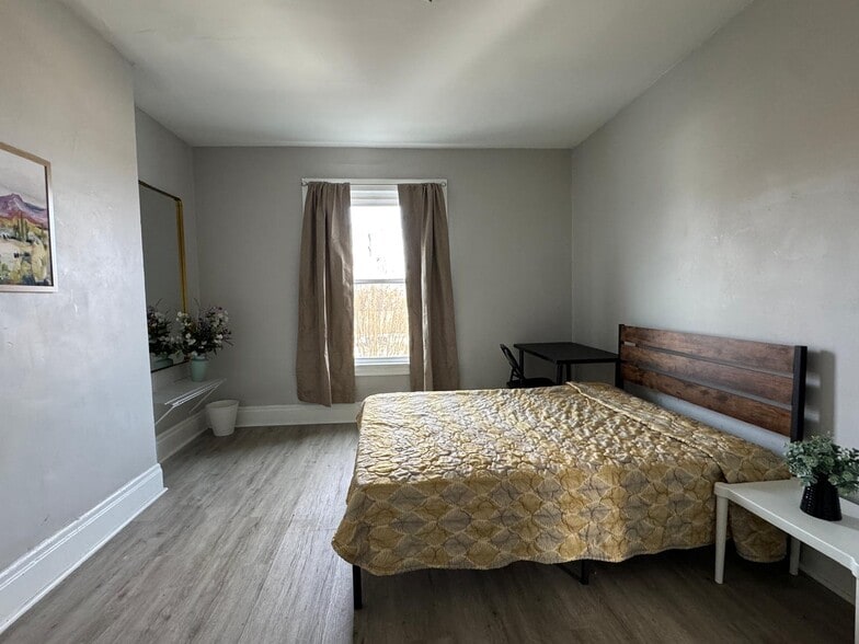 Room 1 - 1514 Fallowfield Ave