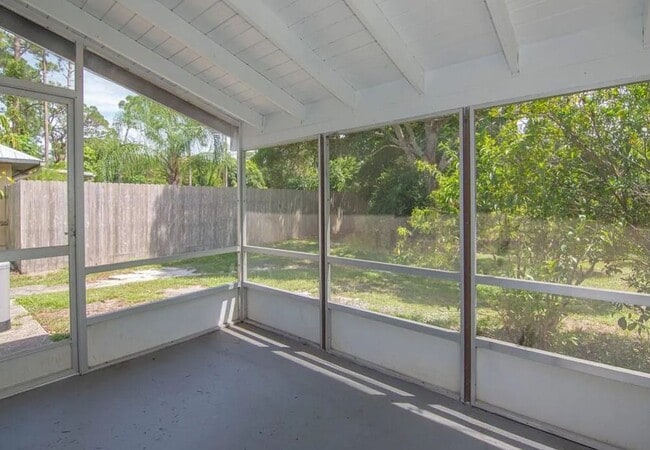 Building Photo - 2/2 w/ office & Flex Space Lakewood Park Home!