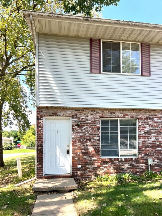 Primary Photo - Wood Court Apartments