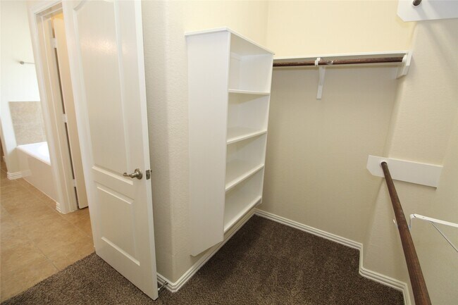 Building Photo - 627 Oak Cir Dr E