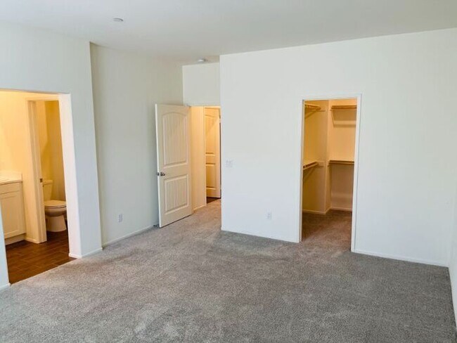 Building Photo - 30316 Town Square Dr