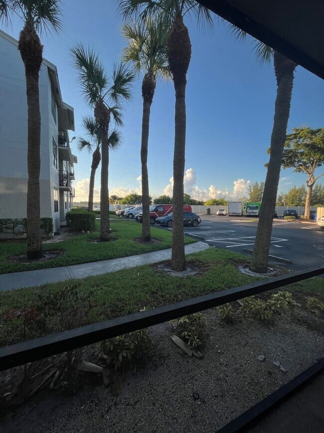 Building Photo - ONE BEDROOM ONE BATHROOM !! WATERFRONT COM...