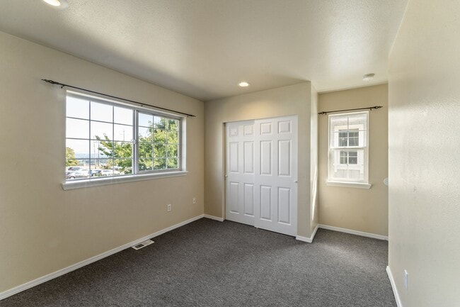 Building Photo - MOVE-IN SPECIAL! $500 plus Security Deposi...